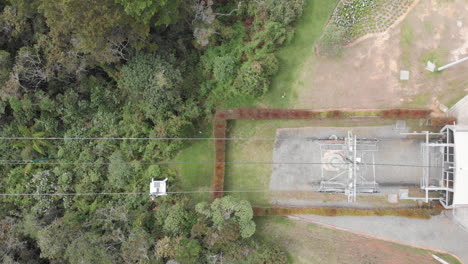 Vista-De-Pájaro-De-Los-Teleféricos-En-El-Parque-Arvi-Con-Vista-De-Verdes-Colinas-Y-Exuberante-Vegetación-En-Antioquia,-Colombia---Toma-Aérea-De-Drones