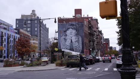 Straßenverkehr-Und-Majestätische-Gebäudewandkunst-In-New-York-City,-Dolly-Vorwärtsaufnahme