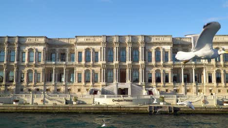 Blick-Auf-Den-Çırağan-Palast-Vom-Bosporus-An-Einem-Sonnigen-Tag-In-Istanbul
