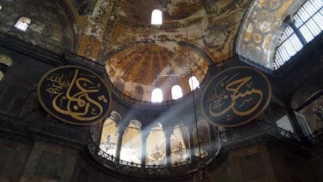 Lichtstrahlen-Scheinen-Durch-Das-Fenster-Der-Hagia-Sophia-Neben-Islamischen-Symbolen
