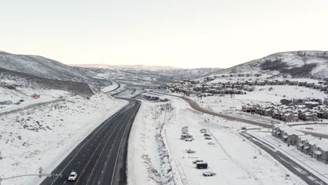 Park-City,-Utah---Luftaufnahme-über-Schneebedeckter-Landschaft-Mit-Autobahn