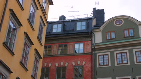 Alte-Und-Farbenfrohe-Gebäude-In-Gamla-Stan,-Stockholm,-Schweden---Schwenkaufnahme