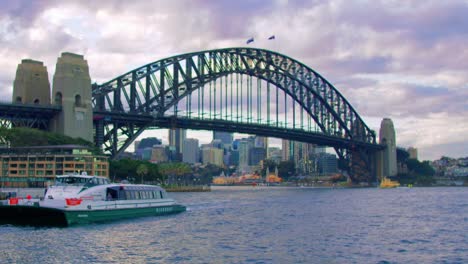 Sydney-Rivercat-Navegando-En-Port-Jackson-Con-El-Puente-Del-Puerto-De-Sydney-En-Nsw,-Australia