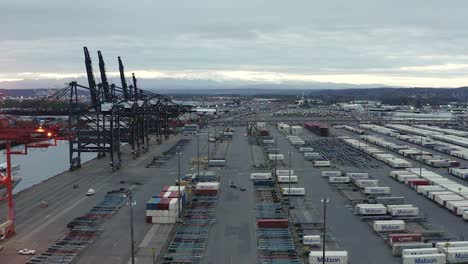 Containerschiff-Im-Export--Und-Importgeschäft-Und-In-Der-Logistik---Frachttransport-Per-Kran-Zum-Hafen-Im-Hafen-Von-Tacoma-In-Washington---Luftdrohnenaufnahme