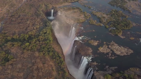 Luftaufnahme-Der-Berühmten-Victoriafälle-Des-Sambesi-Mit-Regenbogen