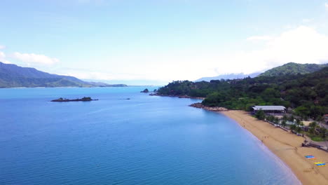 Luftaufnahme-Von-Paria-An-Der-Brasilianischen-Küste-Mit-Kristallklarem-Wasser-Und-Inseln-Im-Hintergrund