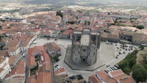 A-huge-gothic-cathedral-rises-above-the-roofs-of-regular-homes-in-Guarda,-Portugal