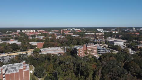 Aerial-view-in-front-of-the-University-of-Florida,-in-Gainesville,-USA---descending,-drone-shot