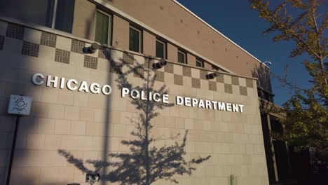 Primer-Plano-De-La-Señal-Del-Departamento-De-Policía-De-Chicago-En-El-Edificio
