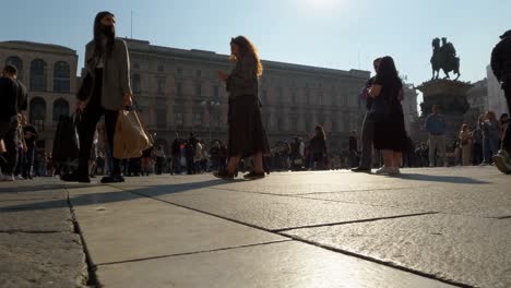 Tiefer-Winkel-Nach-Vorne,-Blick-Auf-Menschen,-Die-Auf-Dem-Domplatz-In-Mailand-Gehen,-Mit-Dem-Reiterdenkmal-Vittorio-Emanuele-II.-Im-Hintergrund,-Italien
