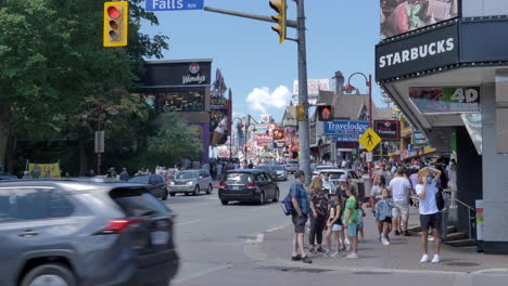 Menschenmenge-Und-Verkehr-Auf-Belebten-Straßen-In-Niagara-Falls,-Ontario,-Kanada-An-Einem-Sonnigen-Tag
