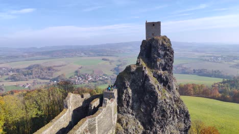 Blick-Auf-Einen-Turm-Der-Tschechischen-Burgruine-Trosky-Auf-Einem-Hohen-Felsen-Mit-Besuchern,-Sonnig