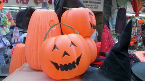 Kürbis-Halloween-Thema-Dekorative-Ornamente-Werden-Vor-Halloween-In-Hongkong-An-Einem-Stand-Verkauft