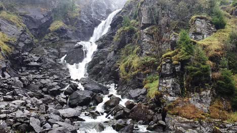 Latefoss-Waterfall-in-Autmn,-Norway