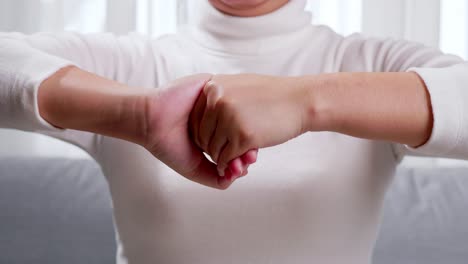 Junge-Frau,-Die-Während-Der-Büropause-Eine-Selbsthandmassage-Durchführt