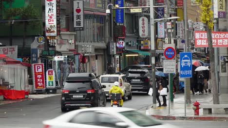 Fußgänger-Und-Verkehr-Auf-Der-Koreanischen-Alten-Straße-Inmitten-Der-Covid-19-Pandemie-In-Seoul,-Südkorea
