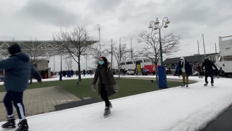 Schlittschuhlaufen-Am-Hafen-Von-Toronto-Im-Winter-–-Januar-2022-–-Schlittschuhlaufen-In-Der-Stadt-Im-Winter-In-Ontario,-Kanada,-An-Silvester-In-Der-Nähe-Der-Uferpromenade