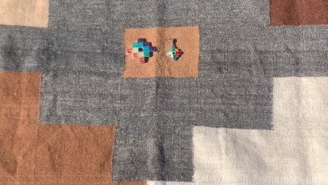Nahaufnahme-Eines-Gewebten-Peruanischen-Textils-Mit-Bunten-Chakanas-Als-Mittelstücken