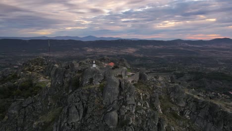 Luftaufnahme-Um-Die-Burgruine-Und-Das-Dorf-Von-Monsanto-Bei-Sonnenuntergang,-Portugal