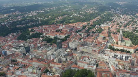 Luftaufnahme-Von-Bunten-Dächern-Und-Kirchtürmen-In-Zagreb,-Der-Hauptstadt-Kroatiens-–-Drohnenaufnahme