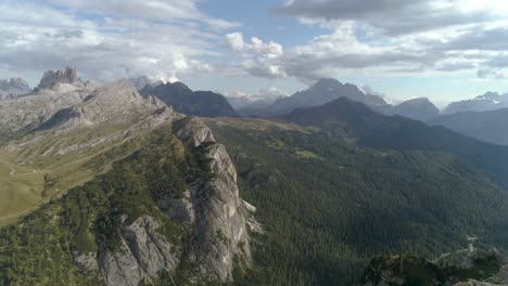 Luftflug-Durch-Die-Italienischen-Dolomiten,-Der-Eine-Unglaubliche-Landschaft-Offenbart