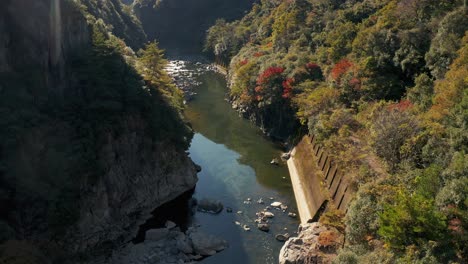 Montañas-De-Otoño-En-La-Caminata-De-La-Línea-Fukuchiyama,-Vista-Aérea,-Hyogo-Japón