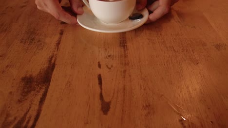 Hand-Schiebt-Eine-Frisch-Zubereitete-Tasse-Cappuccino-Nach-Vorne