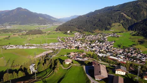 Wunderschönes-Dorf-An-Den-Bergen-In-Kaprun,-Österreich---Luftaufnahme
