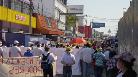 Grandes-Multitudes-Marchan-En-La-Ciudad-Para-Protestar-Contra-Las-Políticas-Del-Actual-Presidente-Nayib-Bukele---Cámara-Lenta