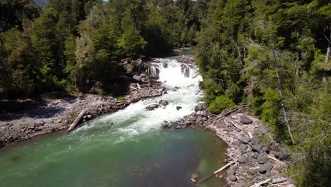 Aussichtspunkt-Salto-Los-Novios-Im-Nationalpark-Puyehue,-Chile,-Wasserfälle,-Wasserfälle,-Abenteuer-Und-Vegetation-Bieten-Einen-Schönen-Ausflug-Mit-Der-Familie