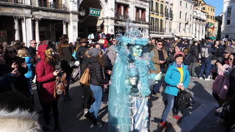 Tourist-Macht-Selfie-Mit-Wunderschöner-Traditioneller-Maske-Und-Kostüm-Des-Berühmten-Karnevals-Von-Venedig-Im-Stadtzentrum