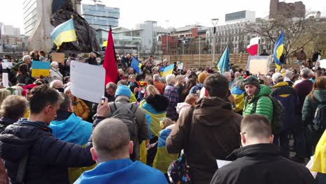 Un-Grupo-De-Personas-En-La-Manifestación-De-Apoyo-A-La-Protesta-Contra-La-Guerra-Ucraniana-En-Las-Calles-De-La-Ciudad-De-Manchester