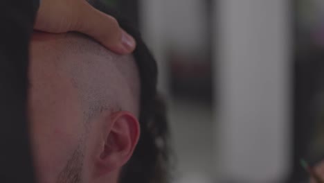 Barbero-Afeitando-El-Pelo-Largo-Con-Navaja-En-El-Hombre