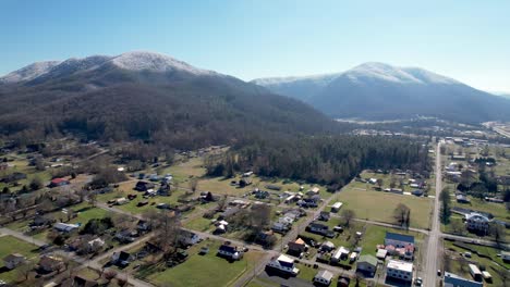 Luftaufnahme-Von-Hampton-Tennessee-Und-Roan-Mountain-Im-Hintergrund-Mit-Schnee-Bedeckt