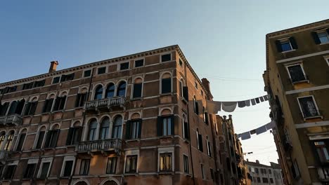 Venetian-houses-with-hanging-clothes-in-Venice-downtown-in-Italy,-Panning