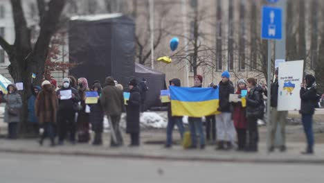 Menschen-Protestieren-Gegen-Den-Russischen-Angriff-Auf-Die-Ukraine-In-Der-Nähe-Der-Russischen-Botschaft-In-Lettland