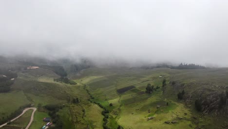 Nubes-Y-Nieblas-Sobre-Cumbemayo-En-Perú.-Aéreo