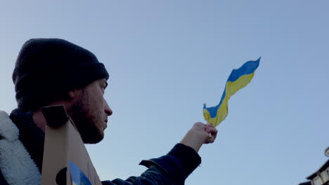Manifestante-Ondeando-Bandera-Ucraniana-En-Manifestación-Contra-La-Guerra,-Praga