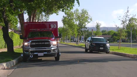 Feuerwehrauto-Und-Polizeiauto-Parkten-Am-Straßenrand-Im-Sonnigen-Los-Angeles,-USA