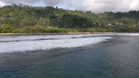 La-Exuberante-Naturaleza-Tropical-Que-Bordea-La-Playa-Dominical-En-Costa-Rica-En-Un-Día-Nublado