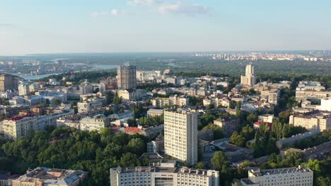 Video-Aéreo-De-Drones-De-Los-Edificios-Del-Horizonte-Del-Centro-Y-El-Río-Dnipro-En-El-Distrito-De-Pecherskyi-Del-Oblast-De-Kyiv-Ucrania-Durante-La-Puesta-De-Sol