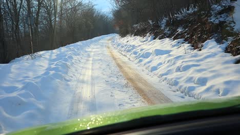 Coche-Conduciendo-Rápido-Sobre-Nieve-Hielo-Resbaladizo-Cubierto-Camino-De-Montañas-Estrechas,-Velocidad-De-Adrenalina-Conducción-Extrema-Condiciones-Invernales-Con-Cadenas-Para-La-Nieve