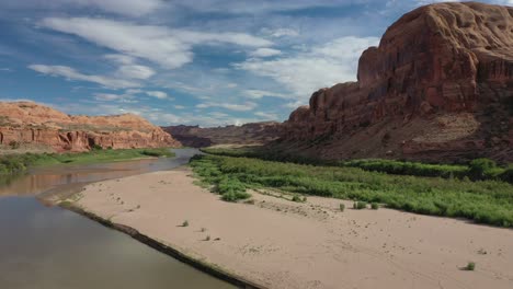 Red-Canyon-Walls-Along-Colorado-River-In-Moab,-Utah-On-A-Sunny-Day