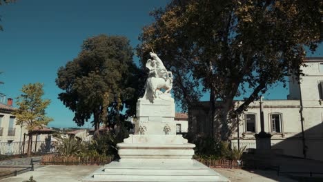 Acérquese-A-La-Estatua-En-Medio-Del-Parque-De-La-Ciudad,-Montpellier---Francia