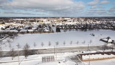 Blauer-Himmel,-Wolken,-Wintertag,-Sportpark-Mit-Menschen,-Die-Auf-Einer-Gebauten-Eisbahn-Schlittschuh-Laufen,-Centennial-Sports-Park,-Virgil-Ontario