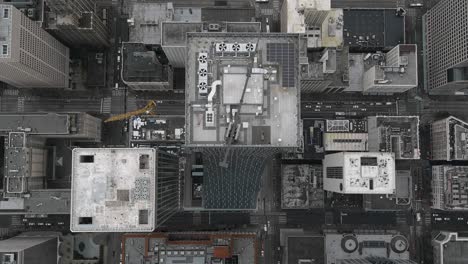 Aerial-view-of-a-crane-on-top-of-a-building-in-Seattle,-Washington
