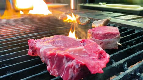 Ribeye-Steak-Auf-Holzkohlegrill-Mit-Flamme