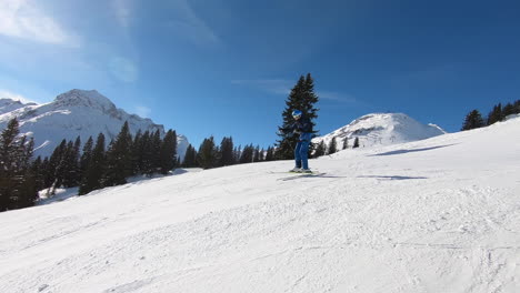Skifahrer-Springt-über-Eine-Rampe-Auf-Der-Skipiste-In-Lech-Am-Arlberg,-Vorarlberg,-Österreich