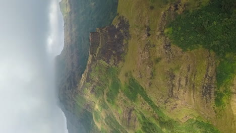 Vertikalformat-Luftaufnahme-Der-Alten-Festung-Zunjar-Machi-Im-Ländlichen-Indien