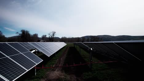 Die-Sonne-Wird-Von-Sonnenkollektoren-In-Einer-Ländlichen-Elektroanlage-Mit-Grüner-Energie-Reflektiert,-Luftaufnahme